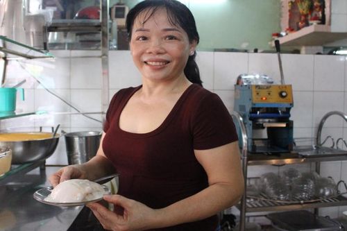 Quán xôi gần 50 năm ở TPHCM chỉ bán 2 món, chưa mở cửa đã có khách chờ