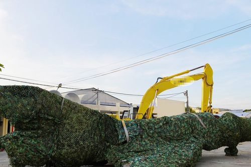 Dùng xe siêu trường siêu trọng di dời máy bay MiG-21 bị 'bỏ quên' ở Cà Mau