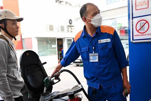 Giá xăng RON95 giảm 5.600 đồng/lít nhờ quyết sách mới; nhà máy lọc dầu báo tin vui