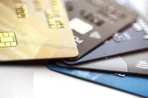 Nên gửi tiền bằng sổ tiết kiệm hay thẻ ngân hàng?