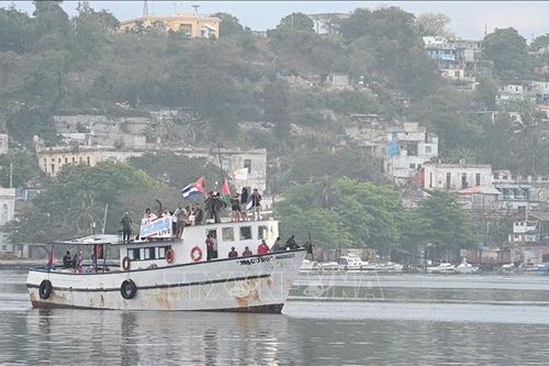 Hai tàu chở hàng viện trợ cập cảng Cuba sau khi mất liên lạc