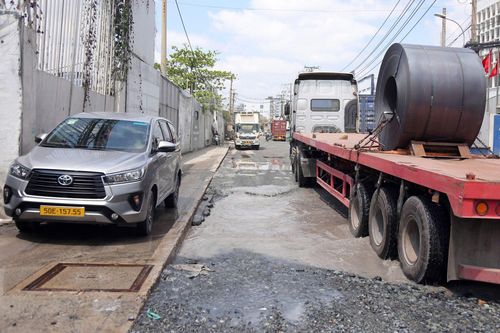 TP Hồ Chí Minh: Cận cảnh đường Bến Nghé xuống cấp, chi chít 'ổ voi', 'ổ gà'