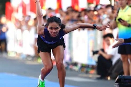 Chân chạy Ngọc Hoa: Cú bò về đích gây sốt & thanh xuân rực rỡ