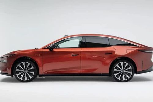 Xe sedan Toyota lớn hơn Camry, công suất 278 mã lực, giá 685 triệu đồng