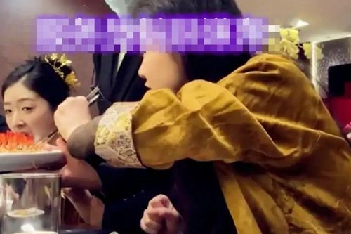 Đi đám cưới bạn thân, người phụ nữ có hành động khiến cô dâu 'đứng hình'