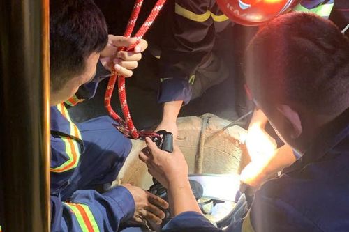 Giải cứu cô gái rơi xuống giếng sâu lúc rạng sáng ở Gia Lai