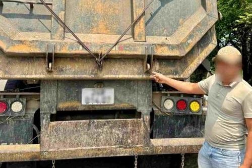 Xử phạt xe đầu kéo để bùn đất rơi vãi xuống đường vành đai 3 Hà Nội