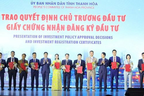 Thanh Hóa trao quyết định chủ trương đầu tư, giấy chứng nhận đăng ký đầu tư và ký biên bản ghi nhớ đầu tư 42 dự án