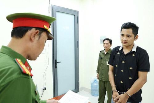 Tạm giam đối tượng leo lên vòng xoay đèn 4 ngọn 'múa cờ', la hét