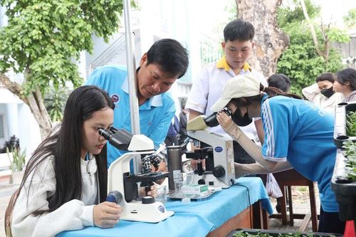 Gần 3.000 học sinh An Giang tham gia chương trình tư vấn - hướng nghiệp