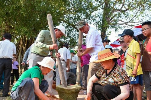 Rộn ràng lễ hội đình làng Bồ Bản
