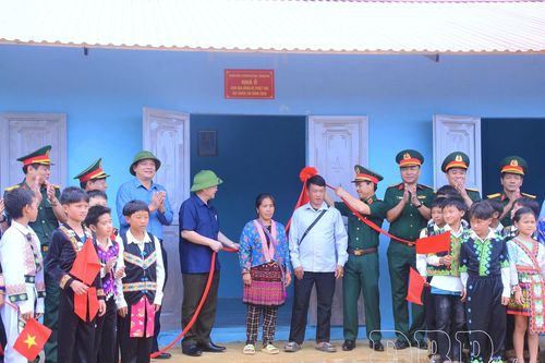 Sát cánh cùng nhân dân
