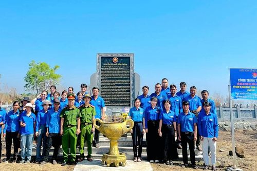 Đoàn xã Ia Hrú tổ chức hành trình về nguồn tại di tích chiến thắng Plei Ring
