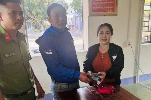 Nhân viên tiếp thị trả lại 74 triệu đồng cho người đánh rơi