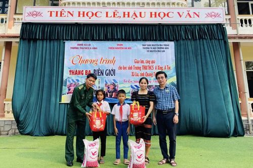 855 suất quà tiếp sức học sinh vùng biên giới
