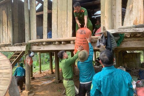 Kịp thời hỗ trợ gia đình bị lốc xoáy làm sập nhà ở xã Linh Hồ