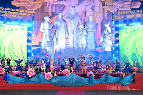 Nhịp điệu bản làng trên sân khấu đương đại