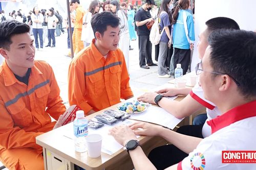 Gần 5.000 cơ hội việc làm tại Ngày hội hợp tác doanh nghiệp Trường Đại học Kinh tế - Kỹ thuật Công nghiệp
