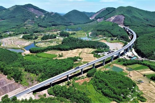 Chủ đầu tư cảnh báo nhà thầu chậm thi công dự án mở rộng cao tốc Cam Lộ - La Sơn
