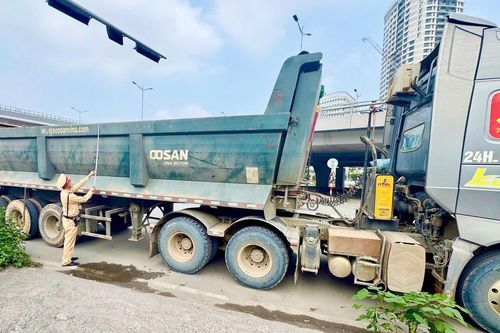 CSGT phạt tài xế xe đầu kéo làm bẩn đường vành đai phải nộp phạt, dọn sạch bùn đất