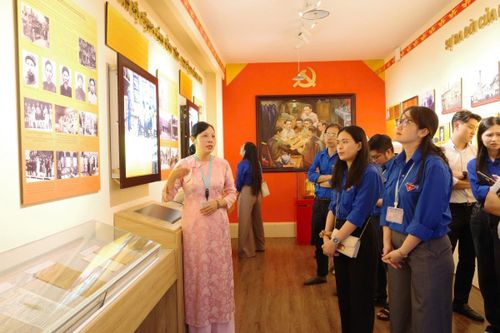 Đoàn viên thanh niên dâng hương, tìm hiểu lịch sử tại các 'địa chỉ đỏ' Thủ đô