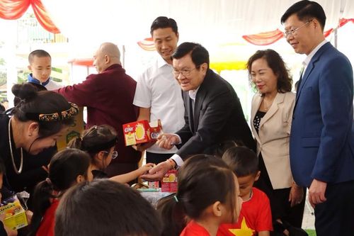 Nguyên Chủ tịch nước Trương Tấn Sang trao 400 triệu đồng kinh phí sửa chữa Trường Mầm non Chí Viễn
