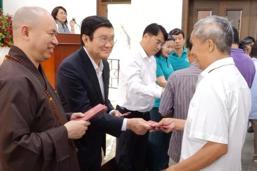 Nguyên Chủ tịch nước Trương Tấn Sang trao quà an sinh xã hội cho 100 hộ nghèo, cận nghèo phường Thục Phán