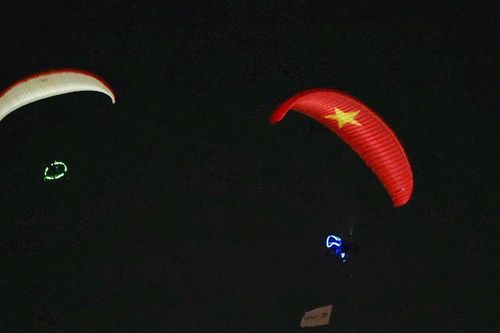 Người dân thích thú trải nghiệm dù lượn trên sông Sài Gòn