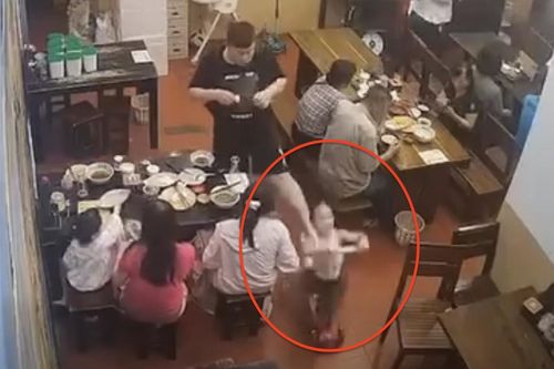 Điều tra nam thanh niên đạp ngã bé gái trong quán ăn gây phẫn nộ