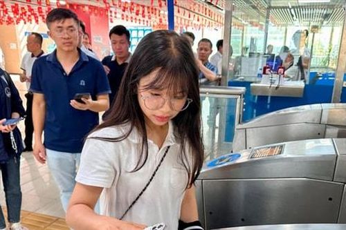 Văn hóa ứng xử trên metro: Thêm thước đo người Hà Nội thanh lịch