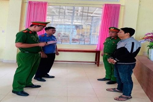 Giám đốc doanh nghiệp bị bắt vì sản xuất đường cát giả