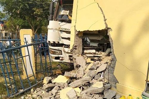Xe đầu kéo lao vào trường mầm non ở A Lưới