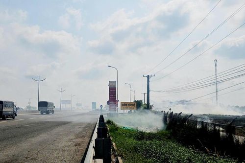 Khói đốt rơm rạ 'bủa vây' cao tốc, tiềm ẩn tai nạn giao thông