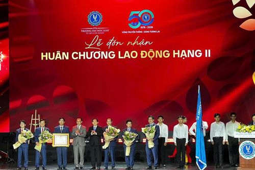 Trường Đại học Luật TP Hồ Chí Minh đón nhận Huân chương Lao động hạng Nhì