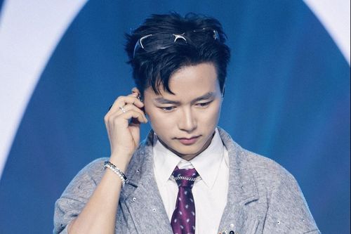 Áp lực đè nặng ca sĩ Việt