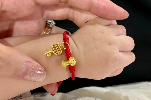 Phụ huynh chuộng tặng trang sức vàng, bạc cho con