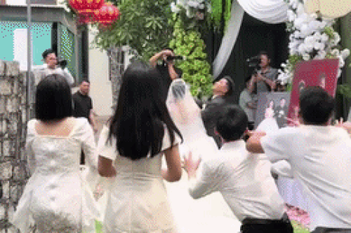 Tranh bắt hoa cưới, cô gái bị 2 thanh niên xô ngã lăn ra đất