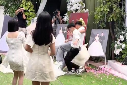 Bắt hoa cưới, cô gái bị xô ngã nhào giữa đám đông
