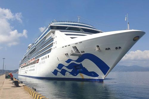 Tàu Coral Princess chở 1.800 khách quốc tế cập cảng Cam Ranh