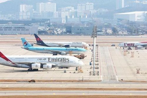Các hãng hàng không Hàn Quốc cắt giảm chuyến bay, tăng phụ phí do giá dầu tăng cao