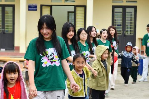 Những người trẻ đem niềm vui đến điểm trường vùng cao Lũng Hoài