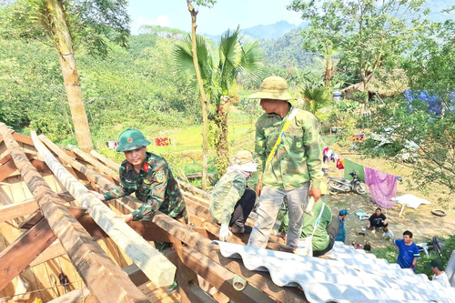 Tuyên Quang: Ban CHQS các xã huy động lực lượng giúp nhân dân khắc phục hậu quả thiên tai