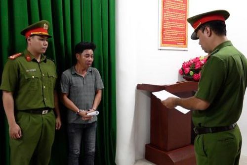 Bắt 2 'sa tặc' chống người thi hành công vụ
