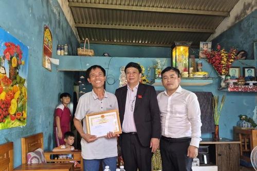 Khen thưởng công dân kịp thời 2 cháu bé bị đuối nước