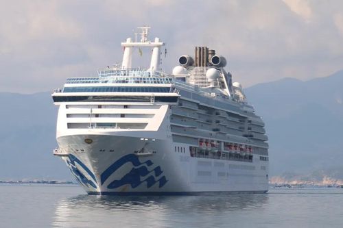 Tàu Coral Princess đưa 1.800 du khách đến Khánh Hòa