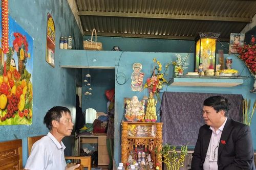 Khen thưởng người đàn ông cứu 2 trẻ bị đuối nước tại biển Đà Nẵng