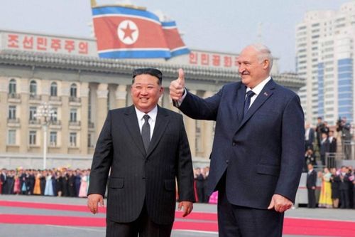 Ảnh ấn tượng: Tổng thống Ukraine bất ngờ đến Trung Đông, làn sóng biểu tình 'No Kings' bủa vây nước Mỹ, BTS tái xuất với đại nhạc hội toàn cầu