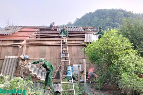 Đồn Biên phòng Chiềng Sơn giúp dân khắc phục hậu quả giông lốc