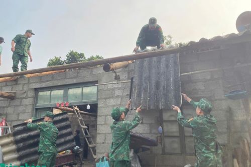 Đồn Biên phòng cửa khẩu quốc tế Tà Lùng kịp thời hỗ trợ 2 hộ gia đình khắc phục thiệt hại do lốc xoáy