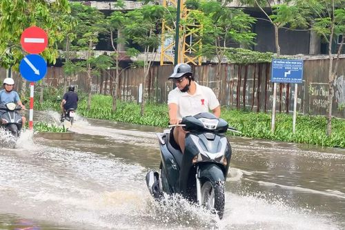Hà Nội: Nhiều nơi ngập úng sau trận mưa đá, người dân đi lại khó khăn